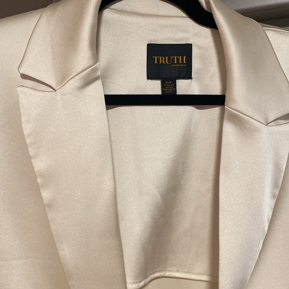 Truth - Silk Cream blazer! - Picture 5 of 5